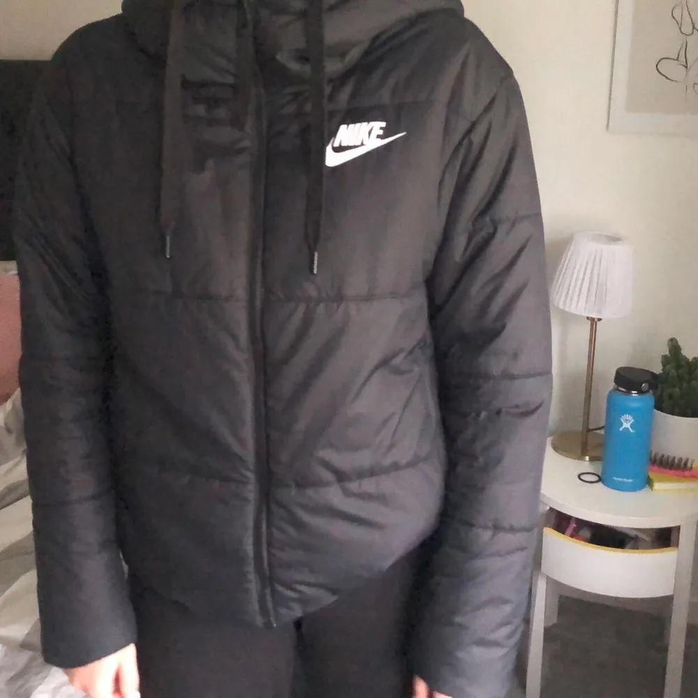 Väldigt skön Nike puff jacka som har två sidor och ena sidan är vattentålig!:) säljer den för den inte kommer till andvändning längre men superskön😍 inget är trasig och är i bra skick!:) ordinarie pris: 1200kr men säljer för 400!:) gratis frakt!❤️. Jackor.