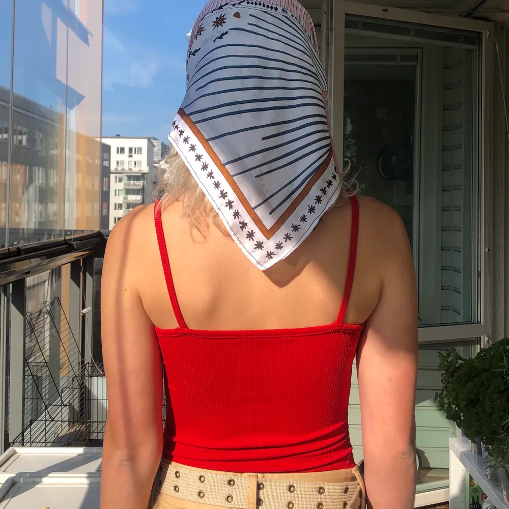 Red spaghetti strap body from Brandy Melville. Such a 90s vibe!. Toppar.