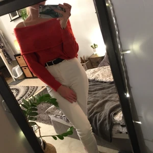 Vita Molly jeans - Högmidjade jeans från Gina, alldrig använda då jag köpte dom i alldeles för stor storlek för mig. För frågor eller fler bilder skriv💗💞ps 250 så står jag för frakten💗
