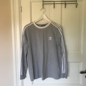 Adidas sweatshirt - Säljer en grå långärmad adidas tröja i storlek L. Frakt tillkommer 🌞
