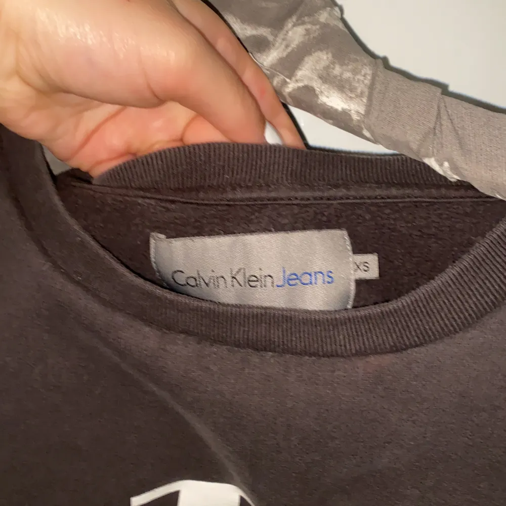 Grå calvin klein sweatshirt i storlek XS. köpte för 999, Säljer för minst 500, buda.. Hoodies.