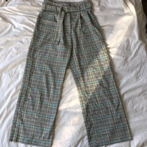 Rutiga byxor från Samsøe Samsøe - Snygga rutigabyxor från Samsøe med bälte till, knappt använda och är vida. 