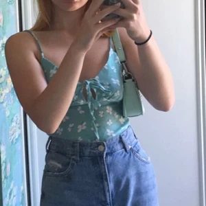 Axelväska✨ - Säljer denna jätte fina mintgröna axelväska som jag köpt på plick, säljer då den inte kommer så mycket till användning då jag inte har nåt som matchar/: buda privat eller i kommentarerna🥰🥰