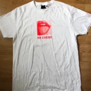 Hov1 Merch t-shirt  - (HÄLFTEN AV PENGARNA GÅR TILL CANCERFONDEN pga att jag vill va med och stötta detta så om du också vill det..) En hov1 merch t-shirt. Skit snygg och väldigt bekväm material. Aldrig använd. Säljs för 180kr då fraken ingår i priset. Är en M men passar på en S också, beroende på hur du vill den ska sitta.