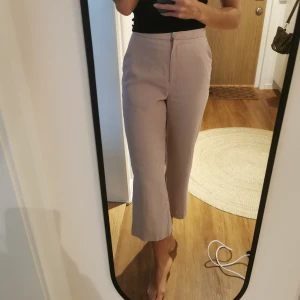 Kostymbyxa  - Rosa byxor från H&M. Superfina. Säljer så jag tycker de sitter lite tight på mig. Storlek 34. 