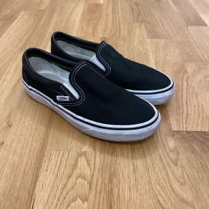 Slip-on VANS - Säljer dessa slip-on VANS i svart! Storlek 37. Säljer då dom blivit lite för små för mig. 
