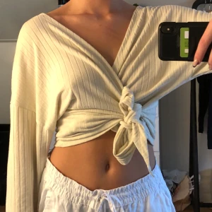 Svin snygg knyt tröja från NLY!!! - Aldrig använd mer en nån gång hemma, kom aldrig till användning så säljer den numera:)