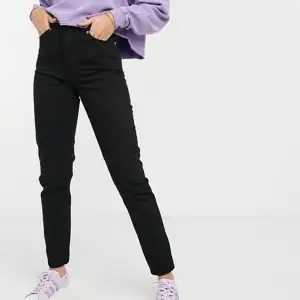Helt nya endast testade svarta jeans från Dr denim i modellen Nora. Det är i deras ”Tall” kollektion. Storlek 31 men är absolut ingen stretch i dem så skulle säga en M/L. Säljer pga att de inte passar på mig 🥺 Frakt tillkommer! 