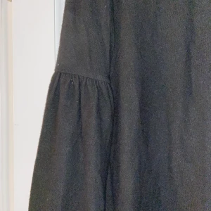 Stickad tröja - En svart stickad tröja med lite utsvängda armar, ett super skönt material. Aldrig använd, skriv för fler bilder. (Plick ger väldigt dålig kvalité på bilderna så den ser lite grå färgad ut vilket den inte är). <33
