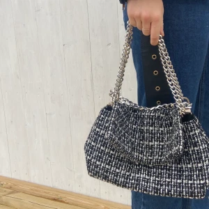 Väska - En väska från Ginatricot! Den går att ha som en kortare väska samt en med längre kedja!