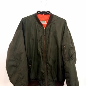 BOMBER JACKET  - Grön bomber jacka köpt för 1100kr på Grailed. I bra skick! 