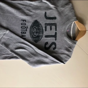 Jets tröja  - Super fint skick!! Köptes i New York för längesedan men har använts kanske 3 gånger sen dess. Skriv om frågor💕 köparen står för frakt:)
