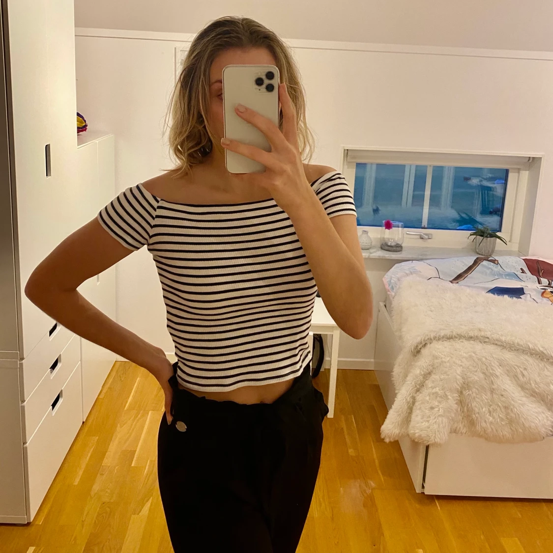 Svart och vitrandig offshoulder topp.