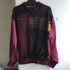 Retro vintage tröja - Fin tröja hittad på second hand. Jag har normalt storlek S och den sitter fint om man gillar oversize.  Den är nog st M