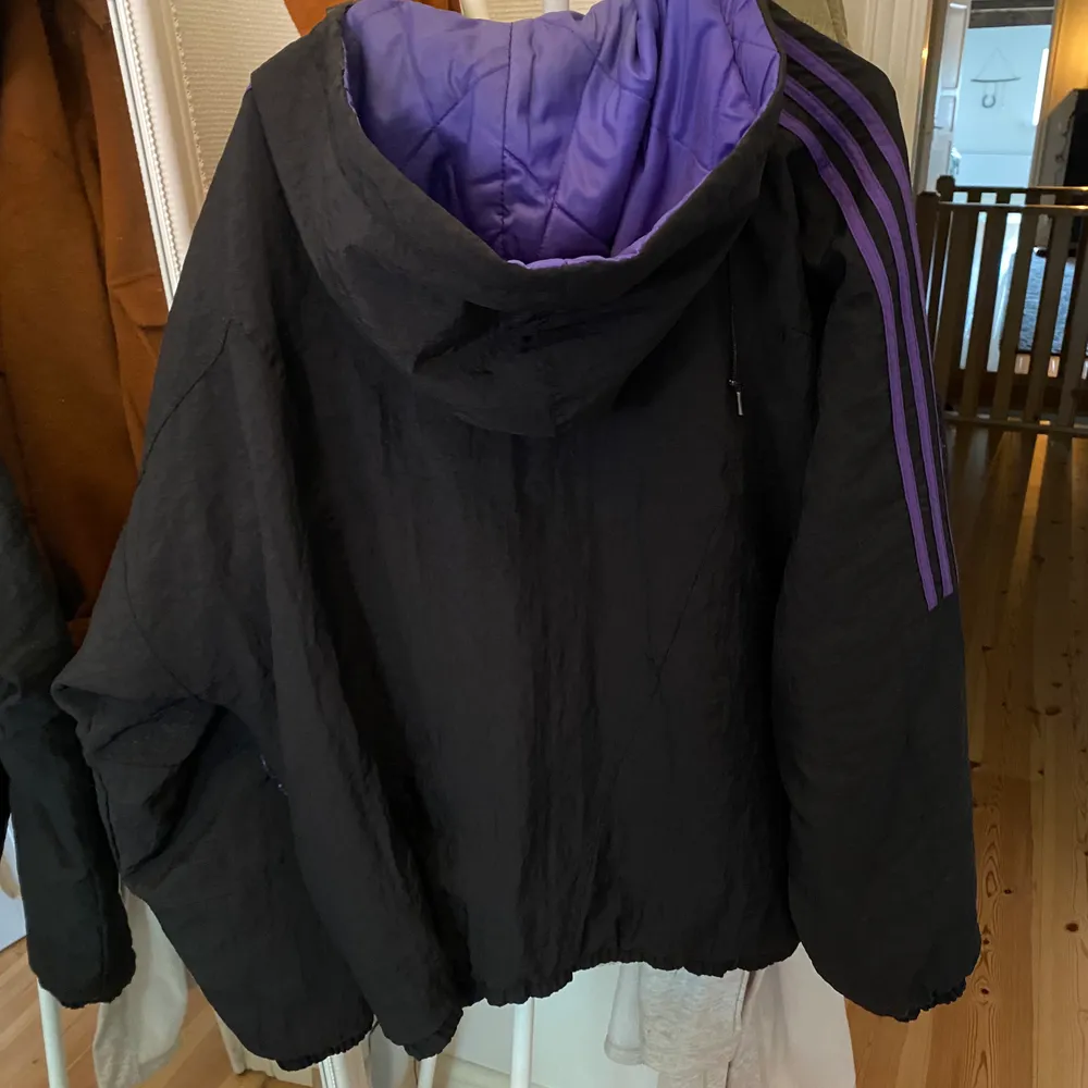 En svart/lila jacka från Adidas. Jag har köpt den second hand men den var lite för stor, så jag har aldrig använt den. . Jackor.
