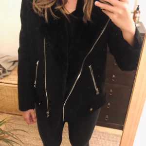 Jacka H&M  - Jacka hm. Strl 40. Fint skick! Frakt ca 95.