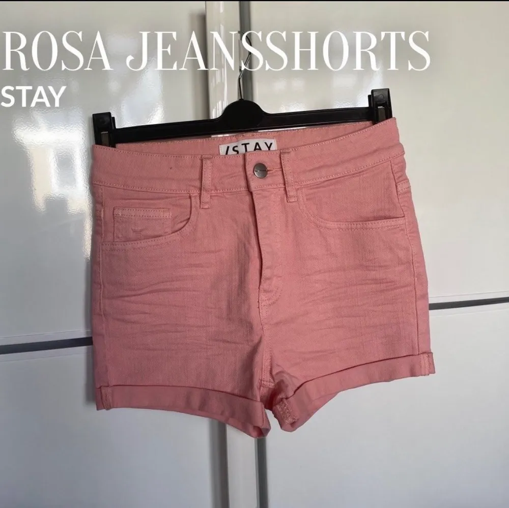 Rosa jeansshorts från STAY i strl s men mer som xs, frakt ingår ! 🦋. Shorts.