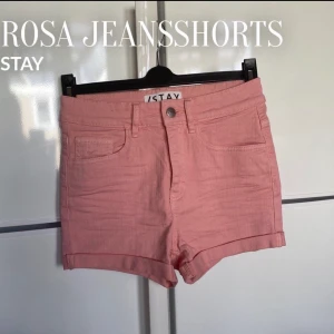 Rosa jeansshorts  - Rosa jeansshorts från STAY i strl s men mer som xs, frakt ingår ! 🦋