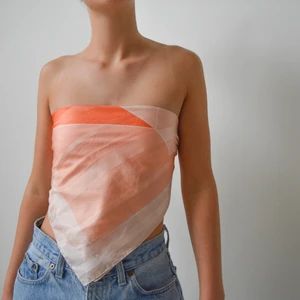 Korallrosa sjal - Denna korallrosa sjal och flera andra superfina plagg säljs nu på instagram @studiohumla!!! På fredag släpper vi ännu fler snygga kläder, så håll utkik🤩