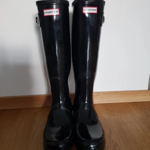 HUNTER 40/41 - Höga Hunter stövlar i glansigt material i storlek 40/41. För små för mig tyvärr, de är mer som storlek 40.