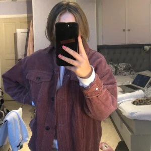 Jeansjacka Zara - Jättefin jeansjacka i manchester från Zara i storlek Xs, passar mig som vanligtvis har xs/s och är lite oversized i modellen. Den är i nyskick! 200kr exklusive frakt!
