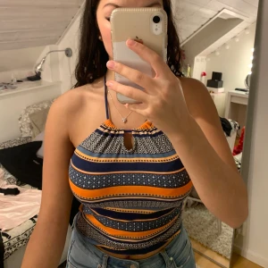 Färgglad knyt-topp  - H&M Divided söt knyt-topp 