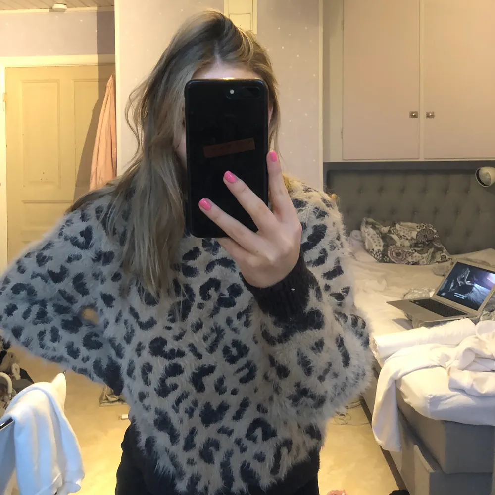 Jättefin lurvig leopard tröja ifrån H&M. Den är i nyskick och storlek xs, passar bra till mig som har xs/s. Den är stretchig. 100kr exklusive frakt.. Stickat.