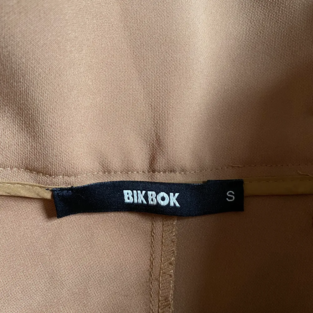 Säljer mina byxor från Bik Bok. Jag har bara använt dem en gång så det är i bra skick. Frakt ingår inte💕. Jeans & Byxor.