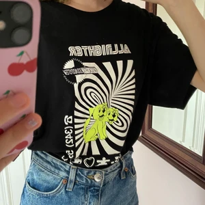 T-shirt  - Säljer min t-shirt från weekday. Den är bara använd några få gånger. Den är i storlek S och ska vara lite oversize. Frakt ingår ej💕