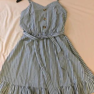 Grå randig Bobo klänning  - Aldrig använd Boohoo  klänning i storlek S. Jätte bra kvalite.