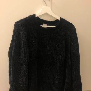 Svart stickad tröja - En härlig och mysig oversized tröja, perfekt för det kalla vädret ☺️✨. 140 inkl. Frakt ✨✨