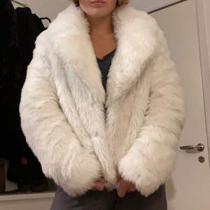 Världens finaste vita faux fur!! Står XL men sitter mer som en S/M. Säljer pga använder sällan
