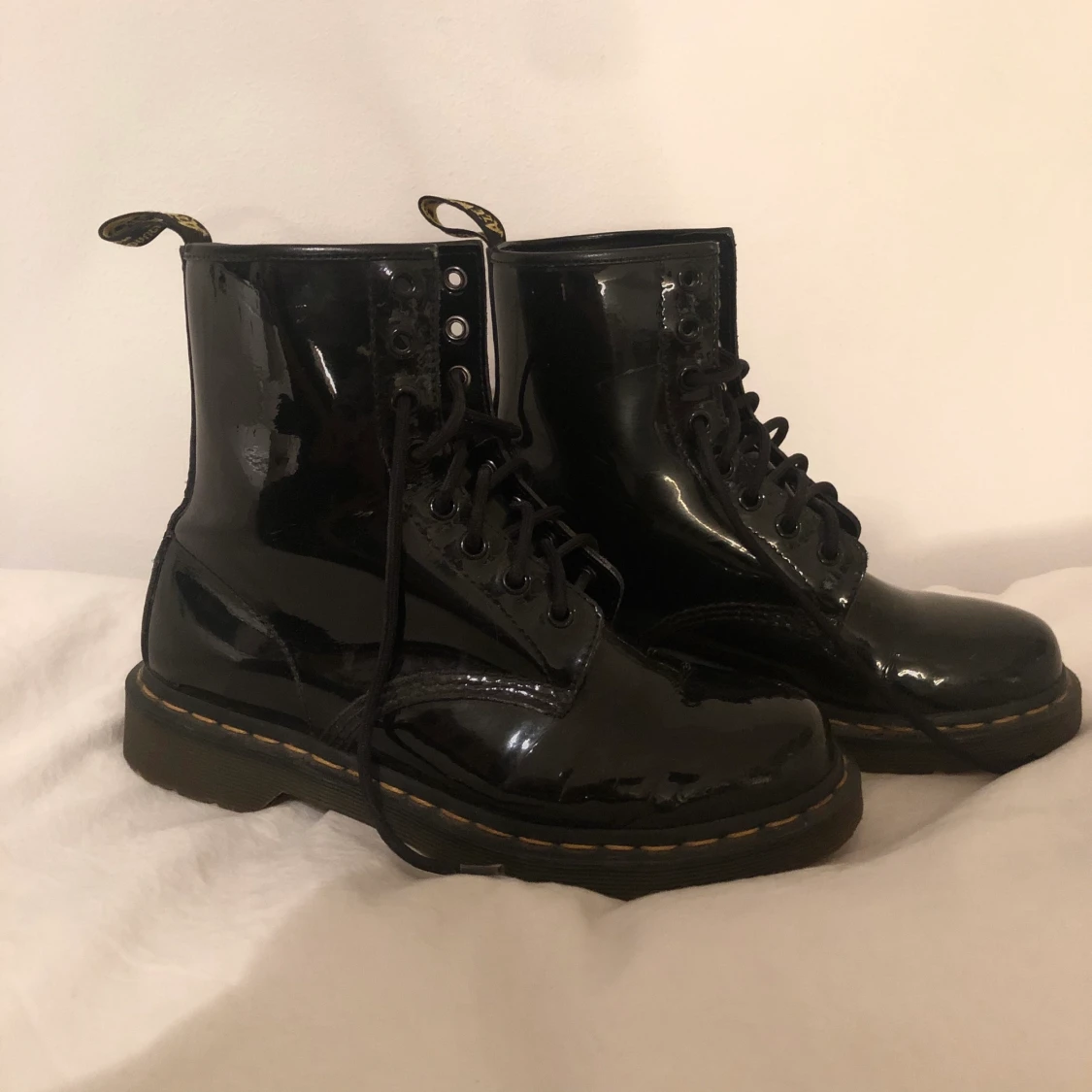 Glansiga Dr Martens
