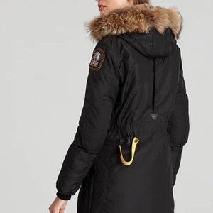 Parajumperjacka dam - Säljer min jätte fina parajumper som jag köpte förra året. Den är bra skick och har jätte fin päls. Säljer pga inte riktigt min stil längre. Skriv för fler bilder. Säljer även en beige 