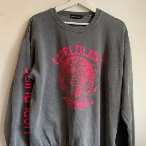 Collage hooodie  - Supersnygg grå collage tröja med tryck från prettylittlethings i storlek S