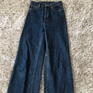 jeans från weekday - säljer mina fina mörkblå jeans från weekday. modellen heter ace. kan mötas upp i Växjö eller så står köparen för frakten.😇