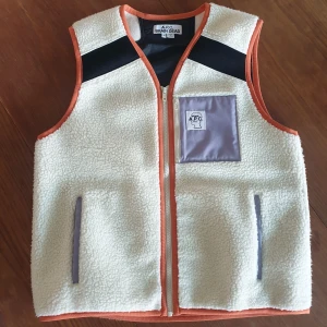 A.P.C x Brain Dead väst, M - Väst från APC:s collaboration med Brain Dead FW 2019. Inköpt på Dover Street Market i London. Använd en gång, som ny.