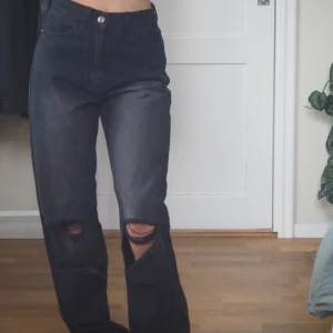 Byxor - Byxor från boohoo. Svarta. Hål. Trendiga. Passar väldigt bra i midjan. Lite långa för mig som är 170cm. Passar perfekt på ifall man har skor på sig. 