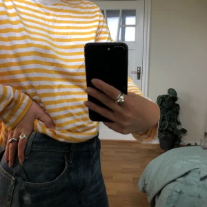 Randig långärmad - Gul randig långärmad från Monki. Mjuk. Perfekt för hösten. 