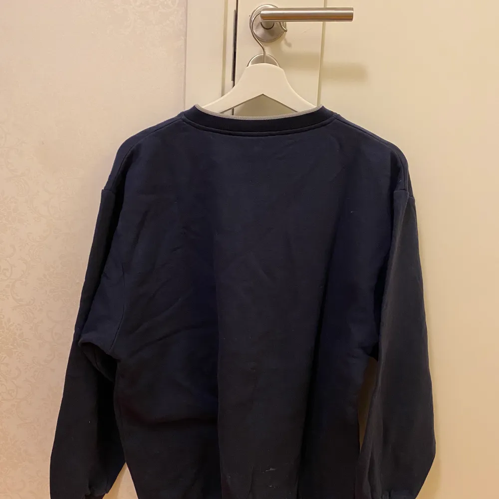 Säljer denna mörkblåa sweatshirt med en v-ringad krage! Jätteskönt material och väldigt stilren! . Tröjor & Koftor.