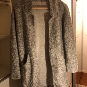 Jätte mysig kofta  - Skit mysig kofta/jacka. Perfekt för hösten. Användits kanske 2 gånger från zara 