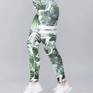 Stronger  - Ett par fina Stronger tights som säljs pga att det inte används längre. Super fint skick! Andra bilder fås vid intresse🥰💓