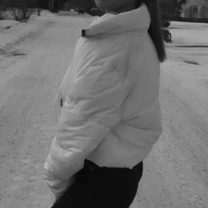 fin vit jacka - säljer denna fina vita jackan från h&m! frakt tillkommer på 63kr (spårbart)💕💕👏🏻