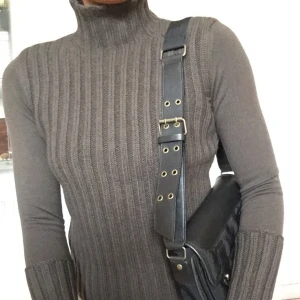 Tröja från Hugo Boss - Brun tröja med hög krage från Hugo Boss. Snygga ärmar och passform som är perfekt till hösten. 