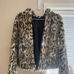 Pälsjacka  - Säljer denna supermysiga leopard pälsjacka (fake päls såklart). Knappt använd, storlek 44 men passar allt mellan 34-44 beroende på hur man vill att den ska sitta. ✨BUDA I KOMMENTARERNA✨ frakt tillkommer