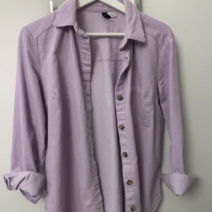 Manchester skjorta - Ljuslila skjorta i mjukt Manchestertyg. Aldrig använd, strl 38. Pris kan diskuteras vid köp av fler varor/snabb affär! Köpare står för frakt 