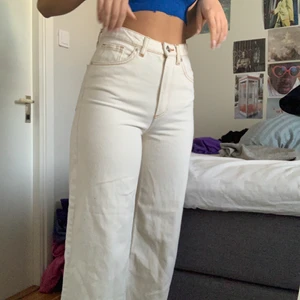 Vit/beigea jeans  - Jag säljer mina assnygga vit/begiea jeans från monki i mycket bra skick för 250kr + frakt , kan även mötas upp i Stockholm.
