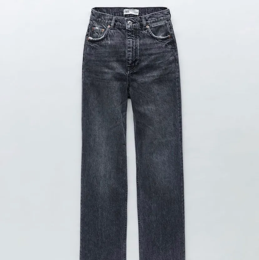 Säljer ett par gråa jeans från Zara i storlek 38 åt en kompis!!! Skitsnygga men de är tyvärr lite för stora på henne 🥺🥺. Jeans & Byxor.