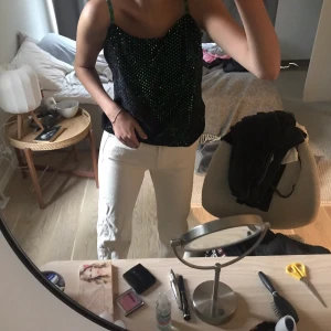 Vitabyxor - Säljer dessa ur snygga långa vita byxor. Jag är 1,70cm❣️