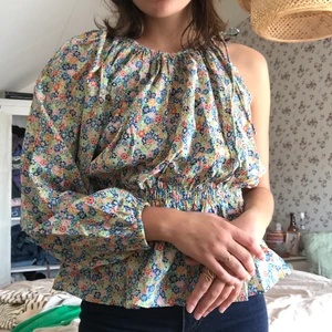 Arket - Superfin topp! Använd en gång och är i toppskick! Nypris 790 kr